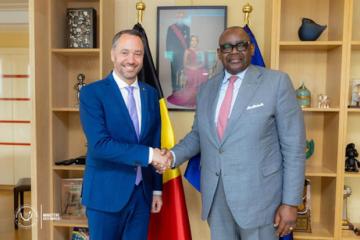 Les ministres congolais des Mines, Louis Watum Kabamba (dr.) et belge des Affaires étrangères, Maxime Prévot. 
