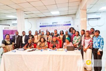 Photo de famille avec quelques participants à l'atelier sur la résolution 1325 et 2250. Photo droits tiers