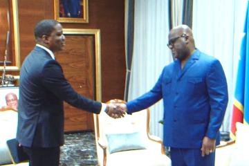 Poignée de main entre le Président Félix Tshisekedi et le nouveau DG de l'ARSP. 