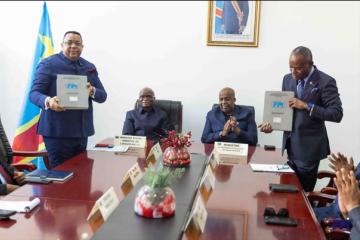 Sur cette image, les représentants du FPI et d'ANSER brandissent l'accord de partenariat pour la matérialisation de la centrale hydroélectrique de la chute Mbombo. Photo droits tiers
