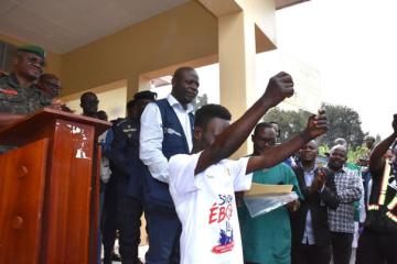 Un patient guéri d'Ebola brandit son  certificat de guérison.