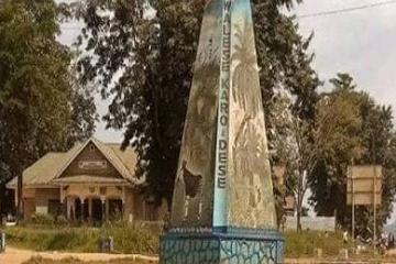 Une vue du monument de Mambasa. 