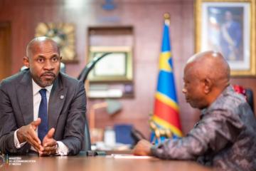 Le ministre Muyaya échangeant avec le Président de l'Aneco, Cyrille Kileba. Photo droits tiers
