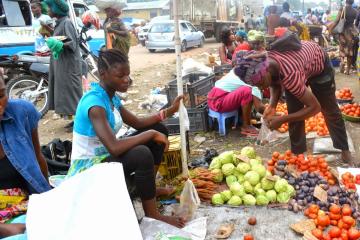 Des vendeuses  des fruits et légumes à Matadi-Kibala. 