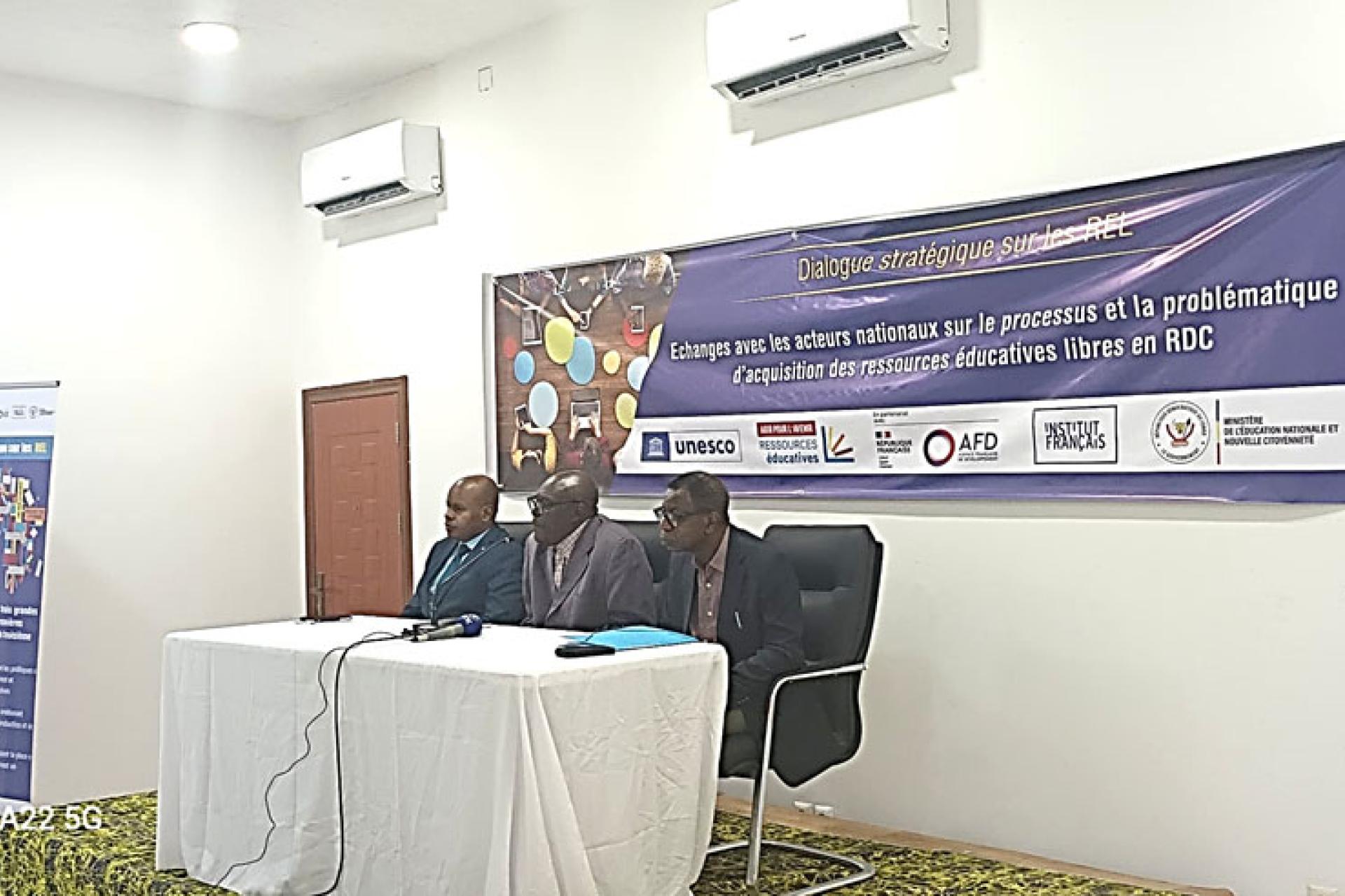 De gauche à droite le représentant de l'Unesco en RDC, le représentant du Secrétariat général au ministère de l'Educ-NC et le Secrétaire du Space. Photo fda
