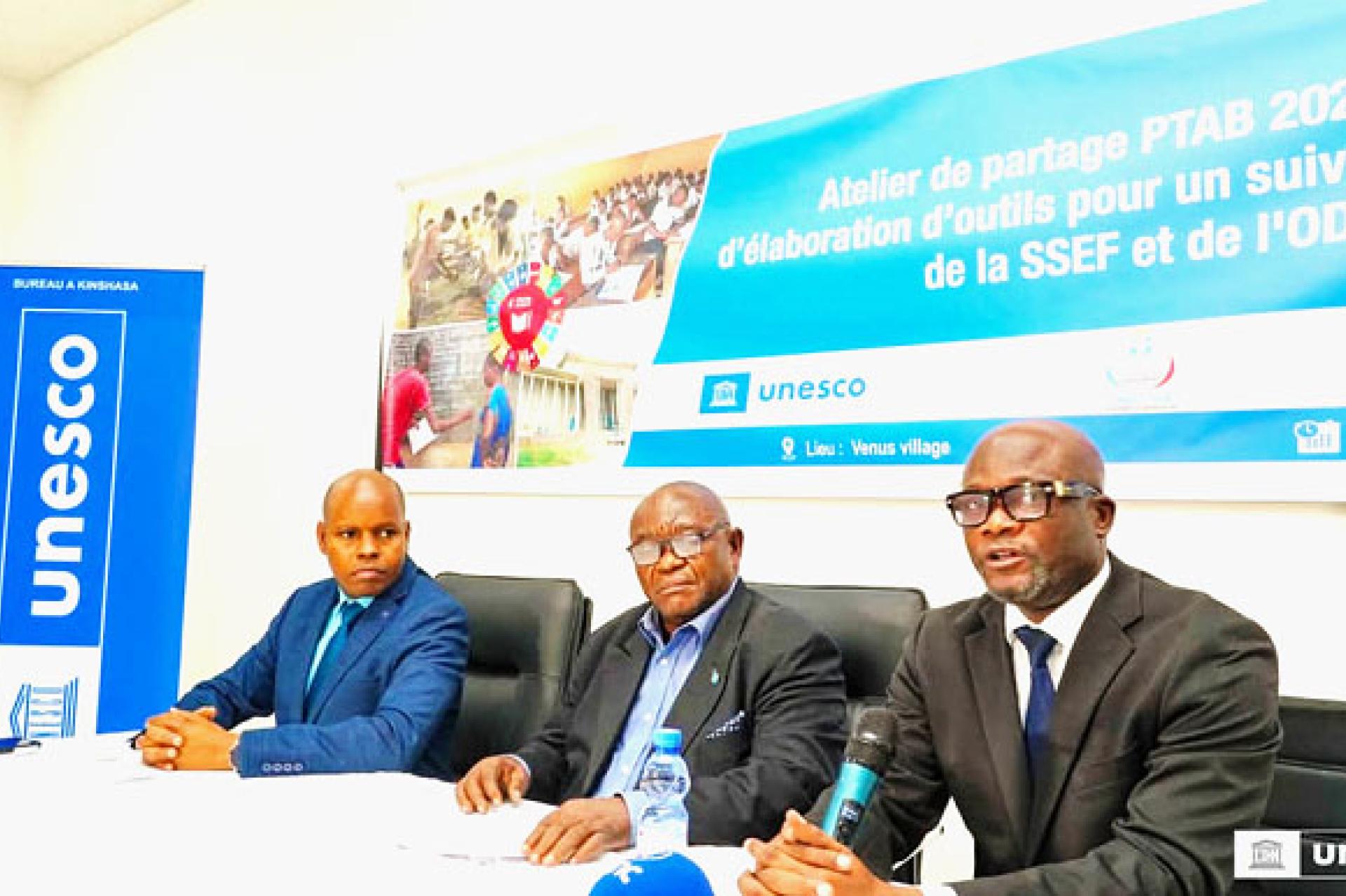 De gauche à droite le représentant de l'Unesco, le PCA de la Conept-RDC et le coordonnateur national de la Conept-RDC.    PHOTO droits tiers