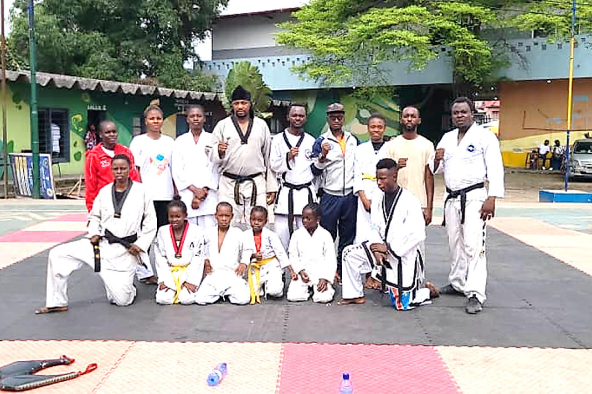 Des-participants-a-la-seance-speciale-dentrainement-posent-avec-Me-Rams-Ramazani-debout-et-5eme-de-gauche-a-droite.-Photo-rama-force.jpg
