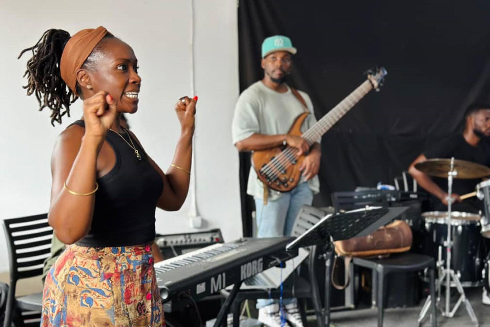 La-chanteuse-americaine-Shola-Adissa-Farrar-en-train-danimer-latelier.-Photo-droits-tiers.jpg