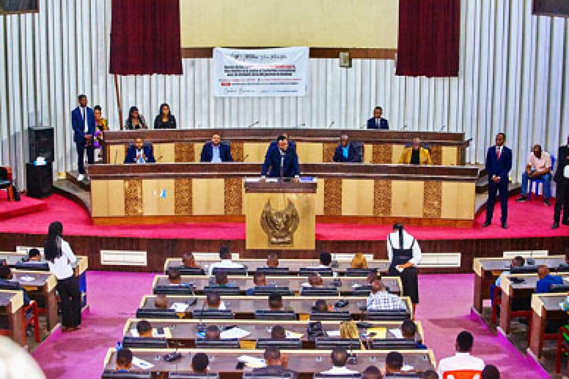 Le Vice-ministre de la justice Samuel Mbemba lors de son oral devant les étudiants congolais de tout bord. Ph. droits tiers