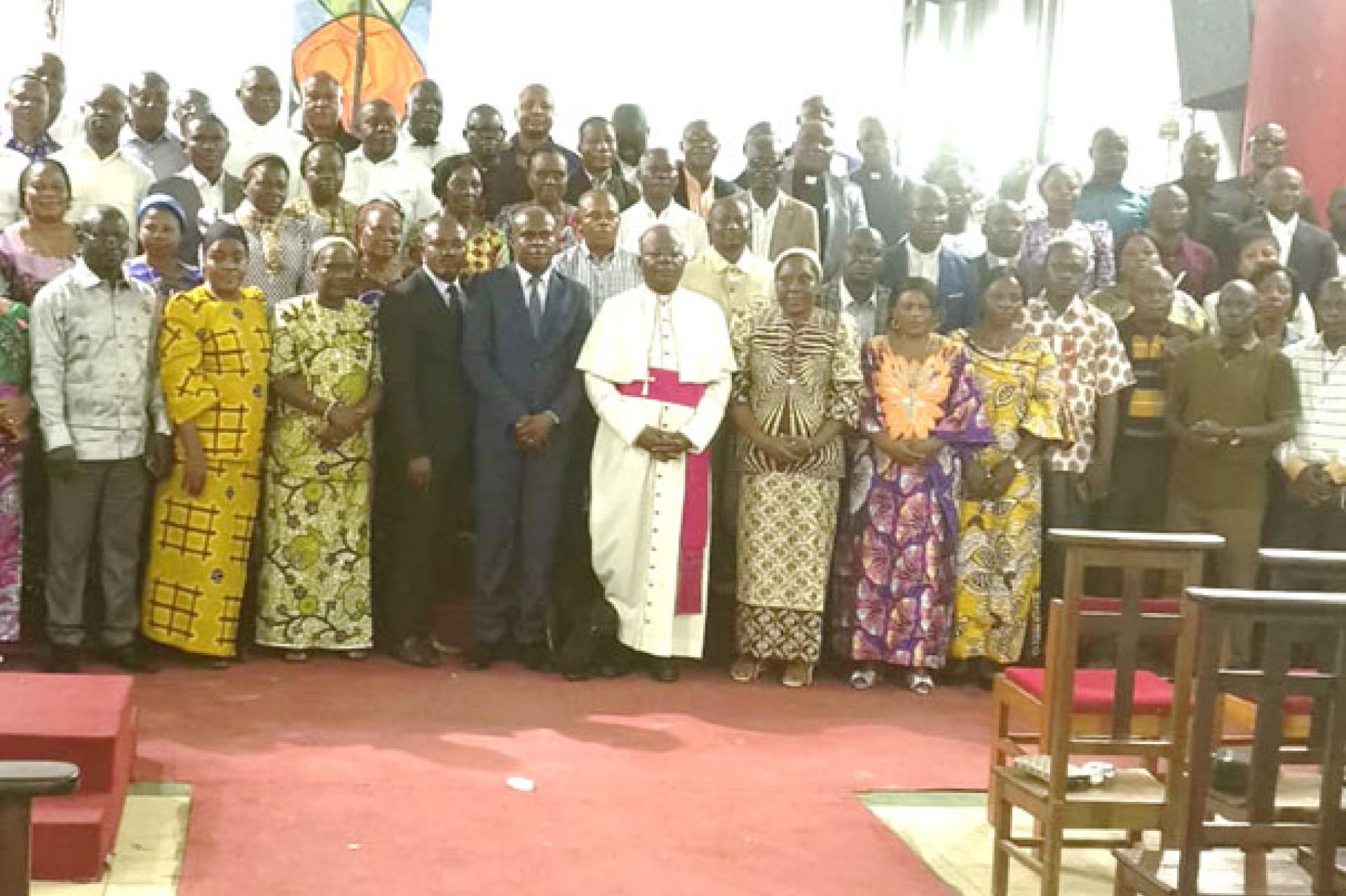 Mgr Félicien Mwanama entouré des membres de la JPC dans l'église Notre-Dame de Fatima.    PHOTO FDA