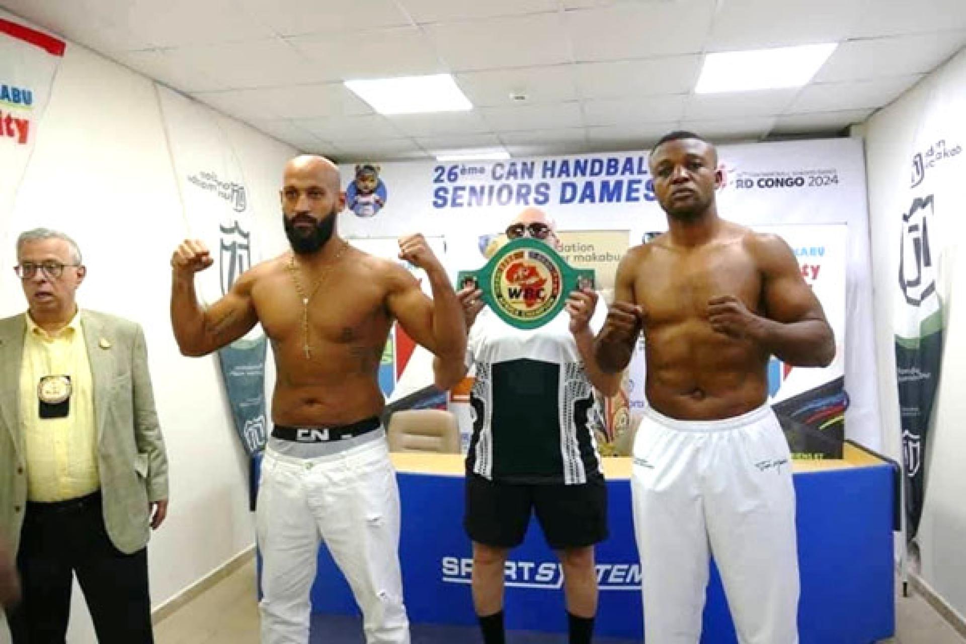 Vainqueur du duel sur K.O., Junior Makabu (à droite) était déjà confiant lors de la pésée avant le combat. Photo droits tiers