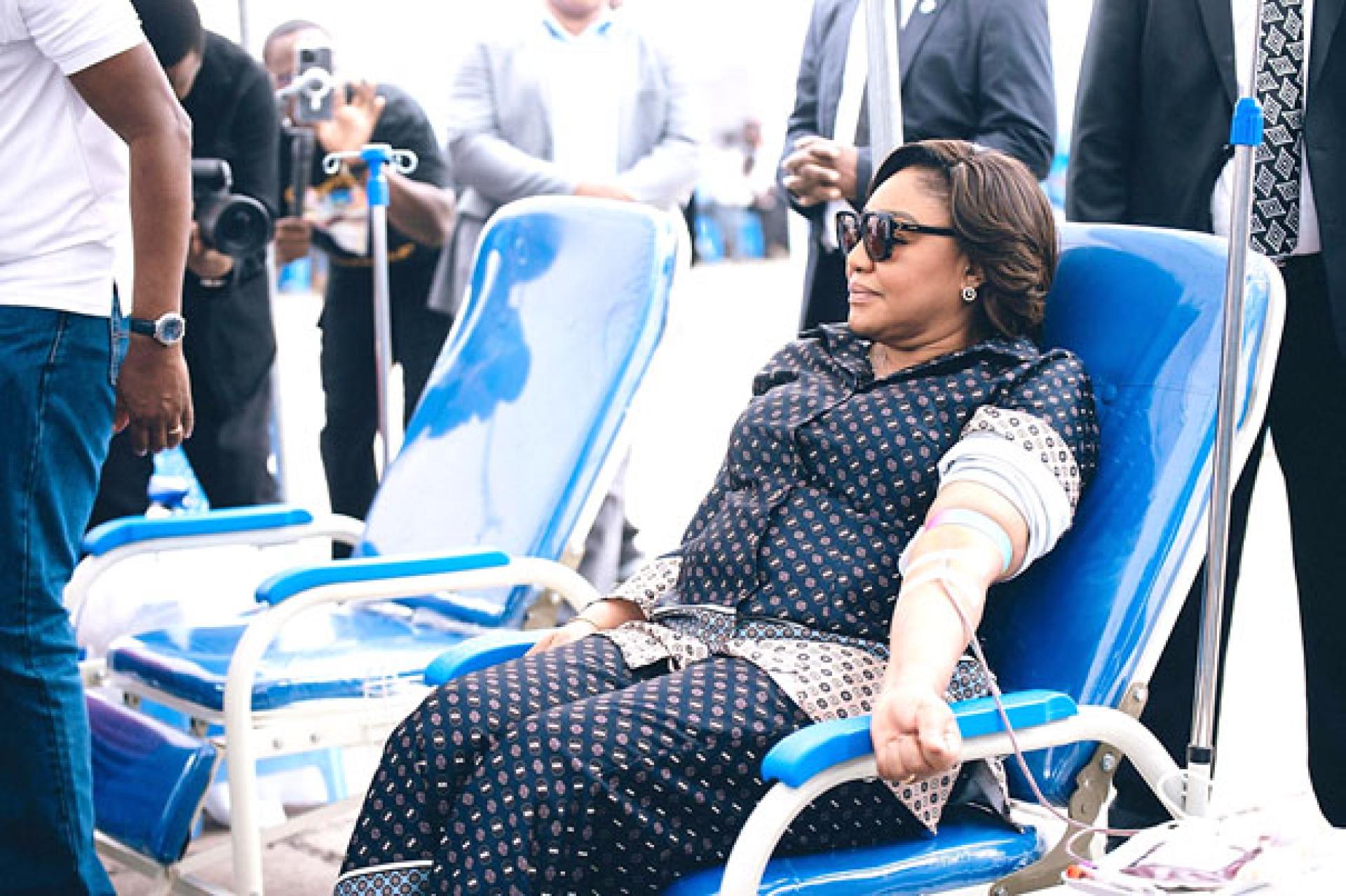 Denise Nyakeru Tshisekedi a posé un geste fort de solidarité en donnant son sang aux blessés. Photo fdnt