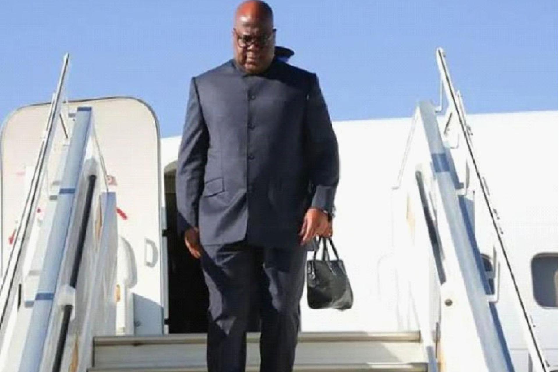 Félix Tshisekedi descendant d'un avion.