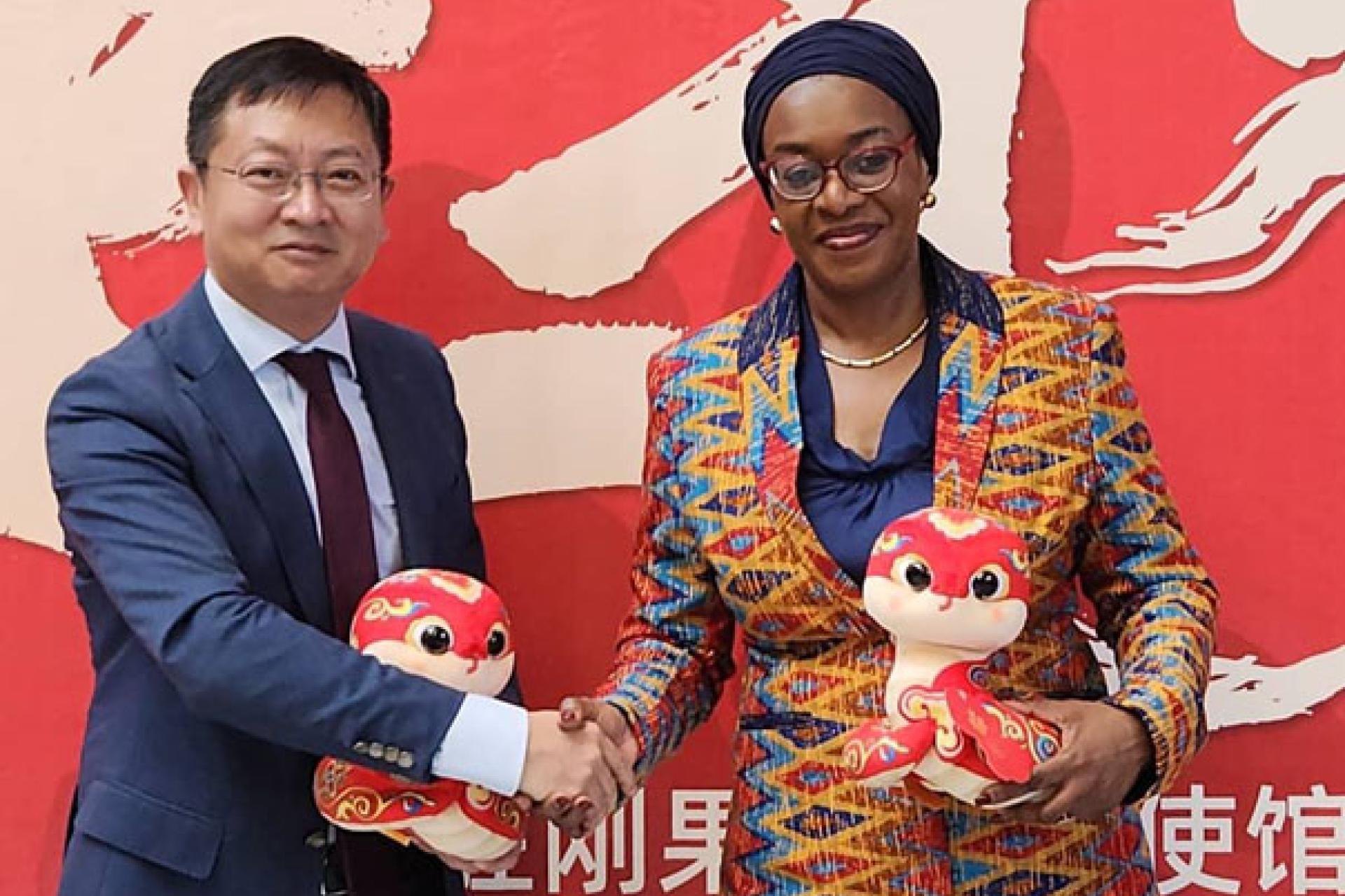 L'ambassadeur de Chine Zhao Bin aux côtés de la ministre de la culture Yolande Elebe lors de la célébration du Nouvel An chinois du fête du printemps. Photo droits tiers