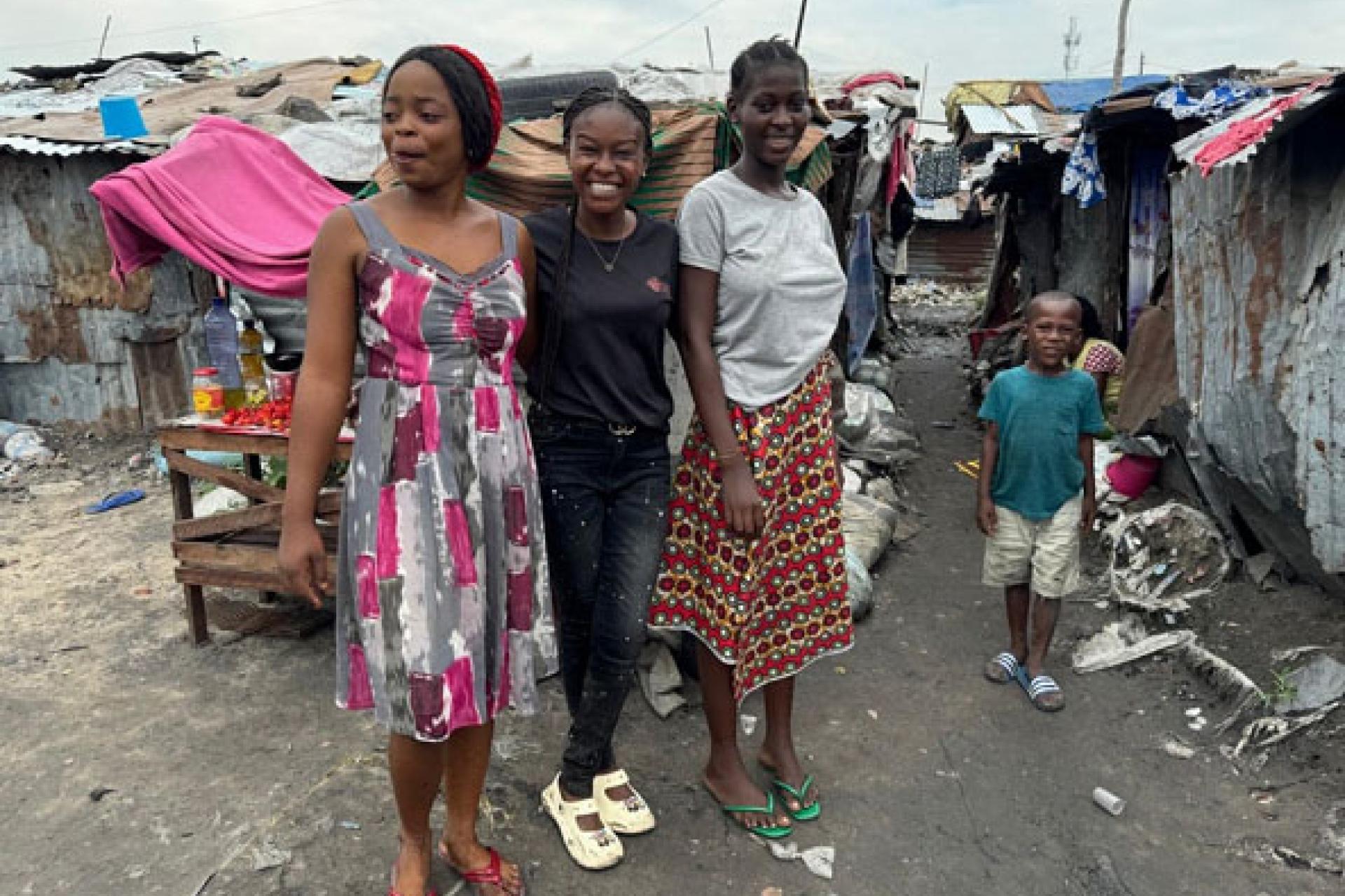 La Coordonnatrice de la Fondation Pakadjuma Résilience (au centre) entouré par deux jeunes filles de Pakadjuma. Photo droits tiers