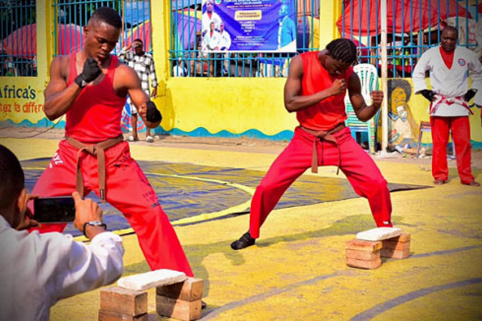 La Fédération congolaise de requin-do (Fecorek) s'est enrichie de deux nouveaux instructeurs à degré 1 (équivalent de ceinture noire 1er dan). Il s'agit de Chris Matsi et Merveille Boloso.   Les deux pratiquants, jusqu'alors ceintures marron de requin-do, sont désormais devenues ceintures noires après avoir réussi au test d'évaluation, . C'était le samedi 4 janvier au stadium municipal JP Ndelo Masakidi, dans la commune de Matete. "Les deux candidats méritent le niveau d'instructeurs après plusieurs années 