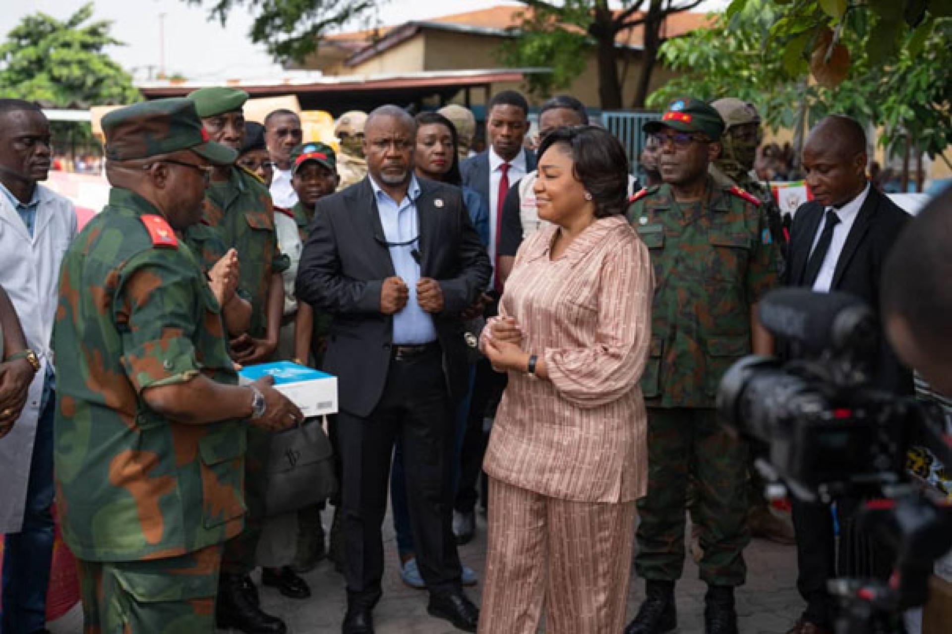 La Première dame encourageant les FARDC. 