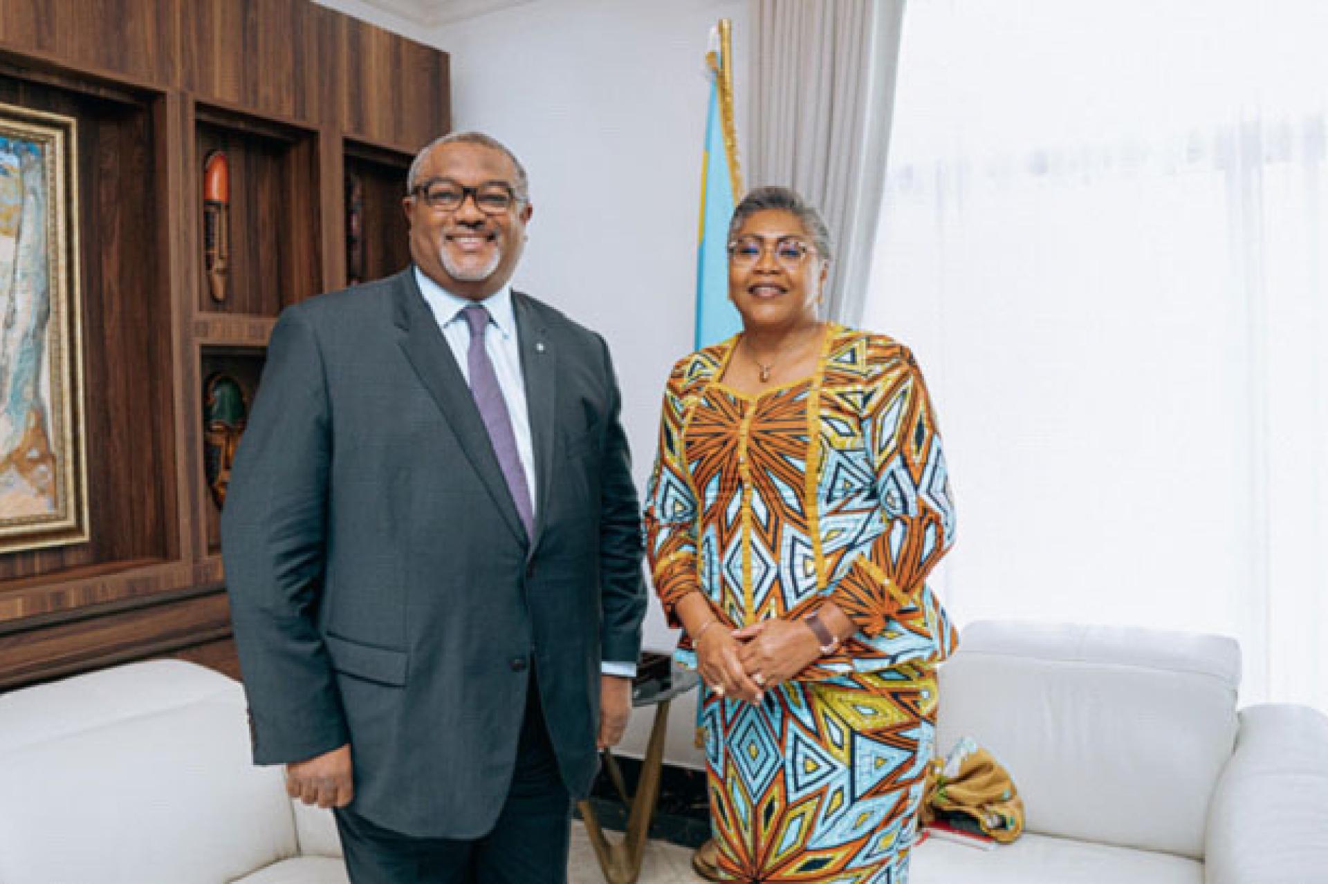 La cheffe du Gouvernement Judith Suminwa et son hôte, Thierry Hot. Photo droits tiers