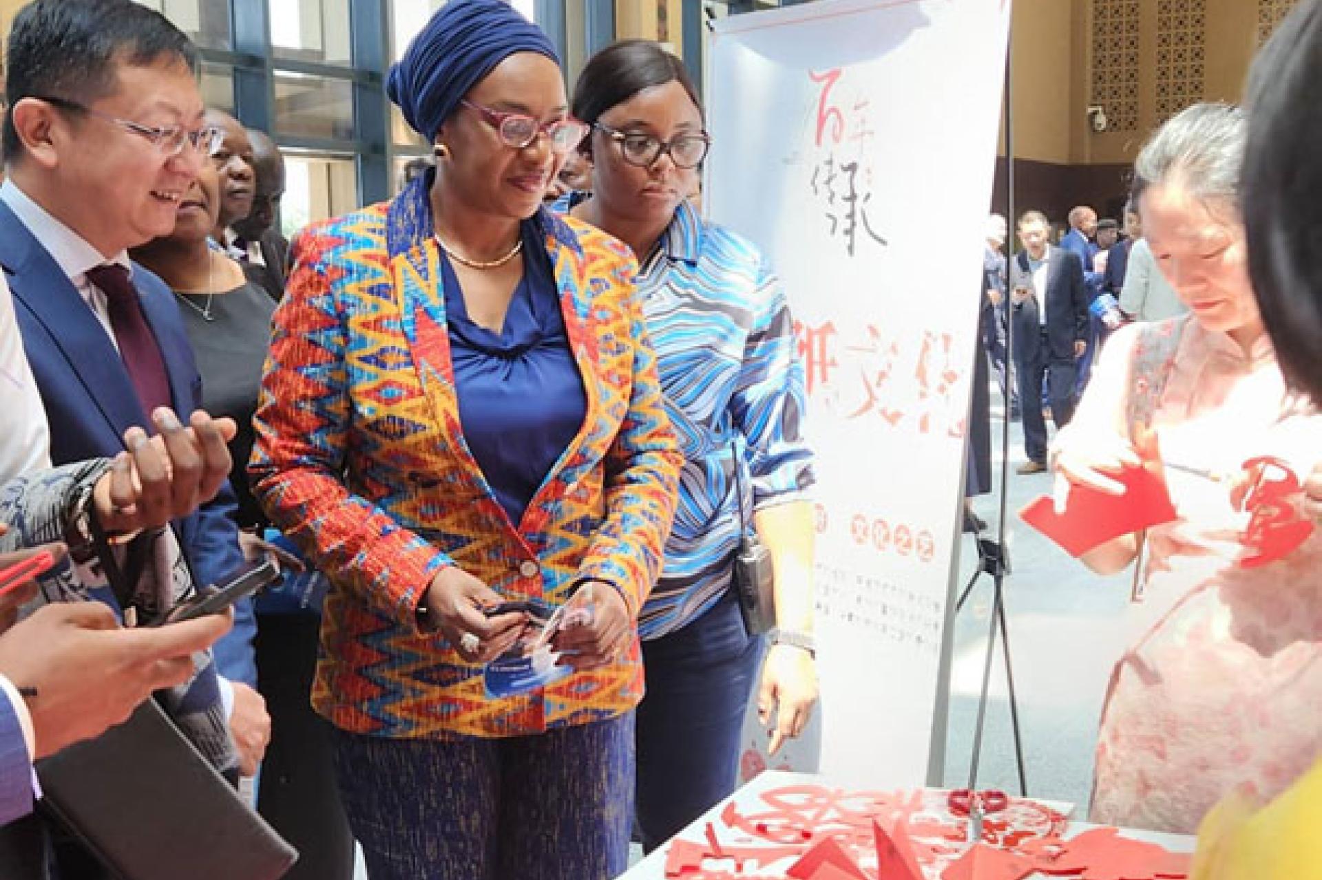La ministre Yolande Elebe heureuse de visiter des oeuvres présentées par un exposant. Photo droits tiers