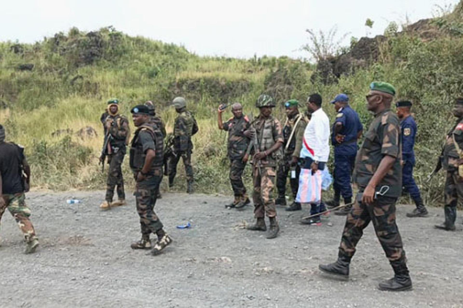 Le gouverneur militaire sur la ligne de front pour soutenir les troupes.