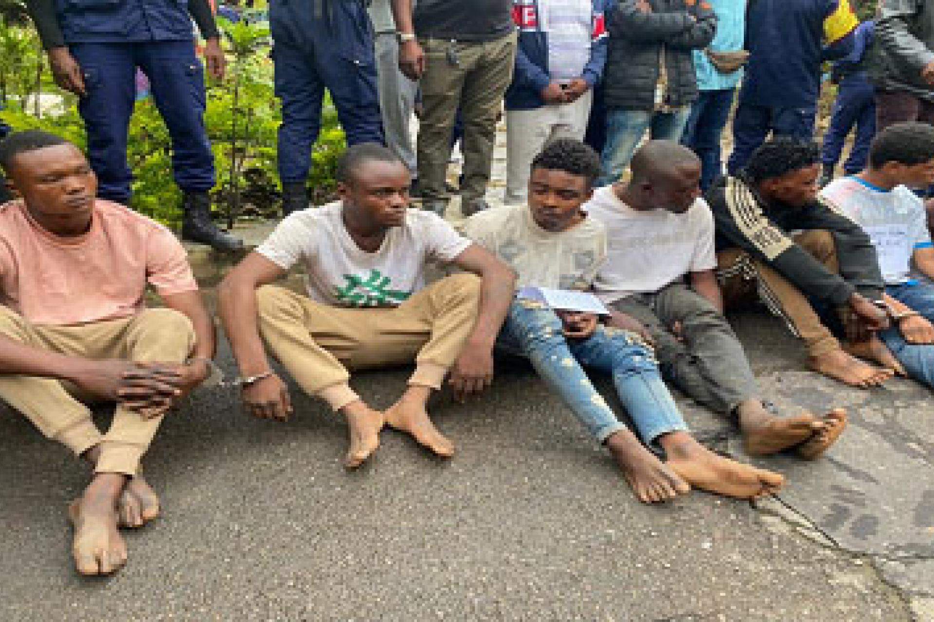 Les présumés bandits du journaliste Adonis, arrêtés et présentés au gouverneur. Photo droits tiersLes présumés bandits du journaliste Adonis, arrêtés et présentés au gouverneur. Photo droits tiers