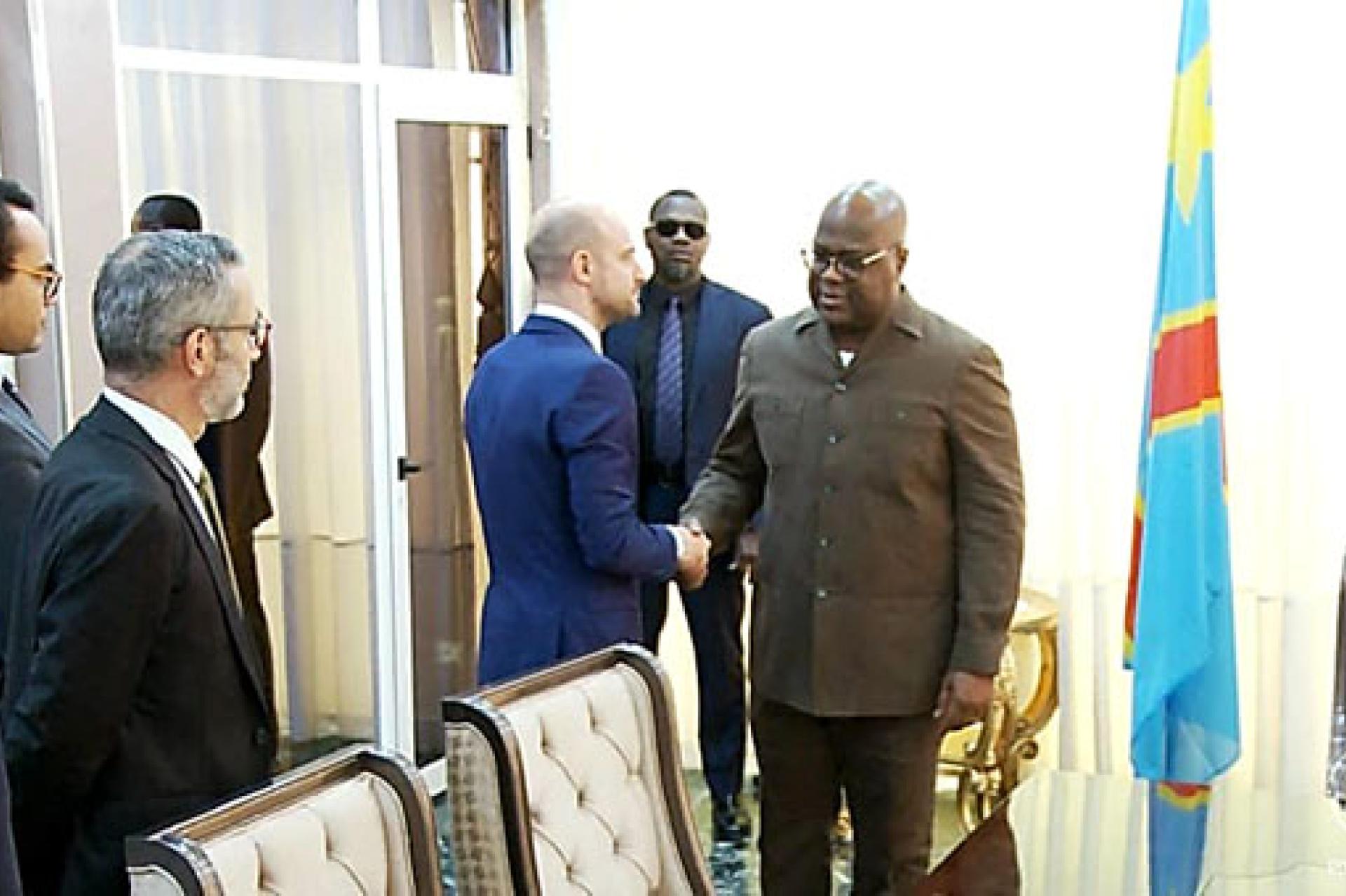 Poignée de mains entre le chef de l'Etat et le ministre français des Affaires étrangères. Photo droits tiers
