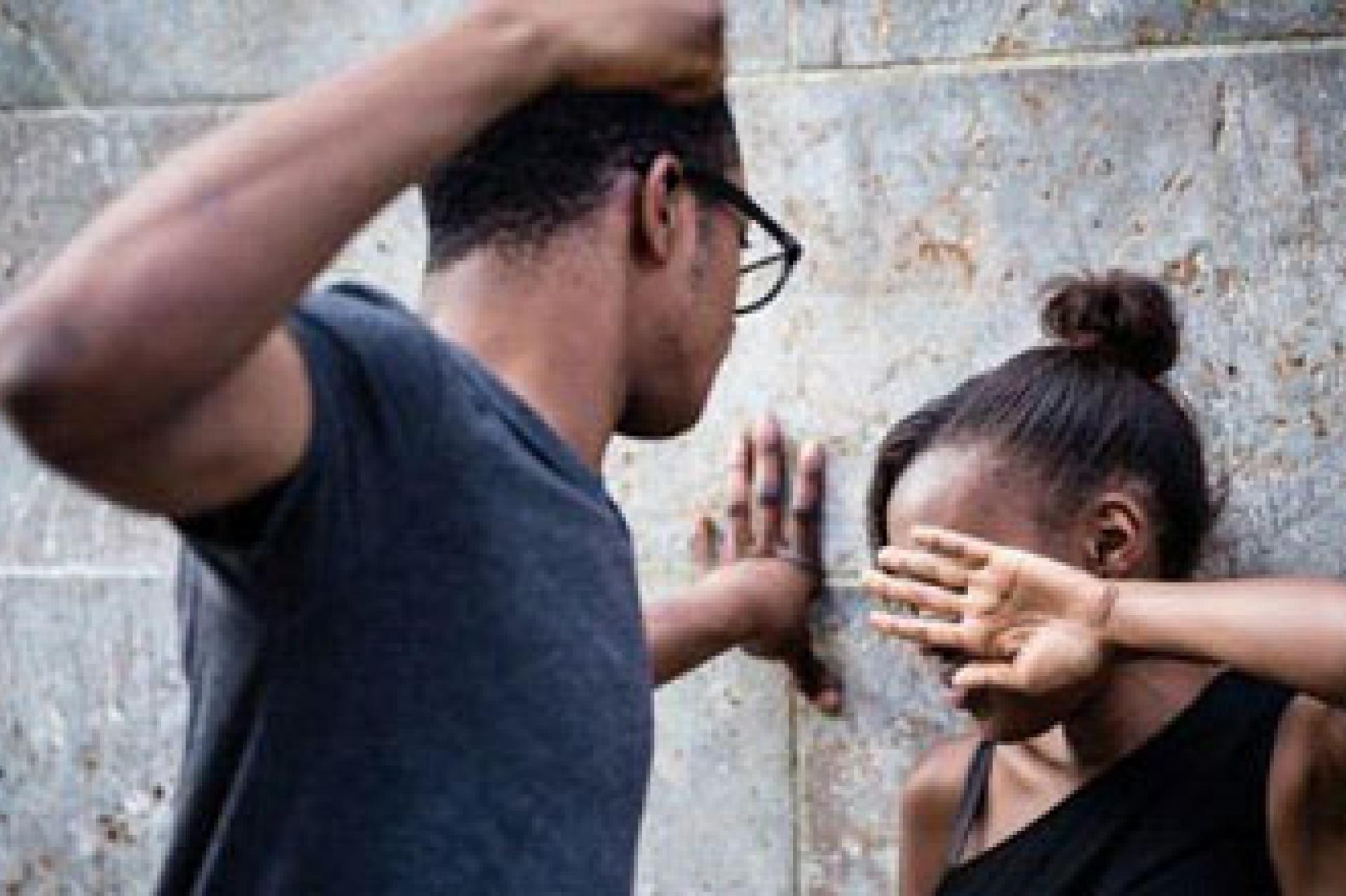 Un homme qui menace de verser des coups sur une femme. Photo droits tiers