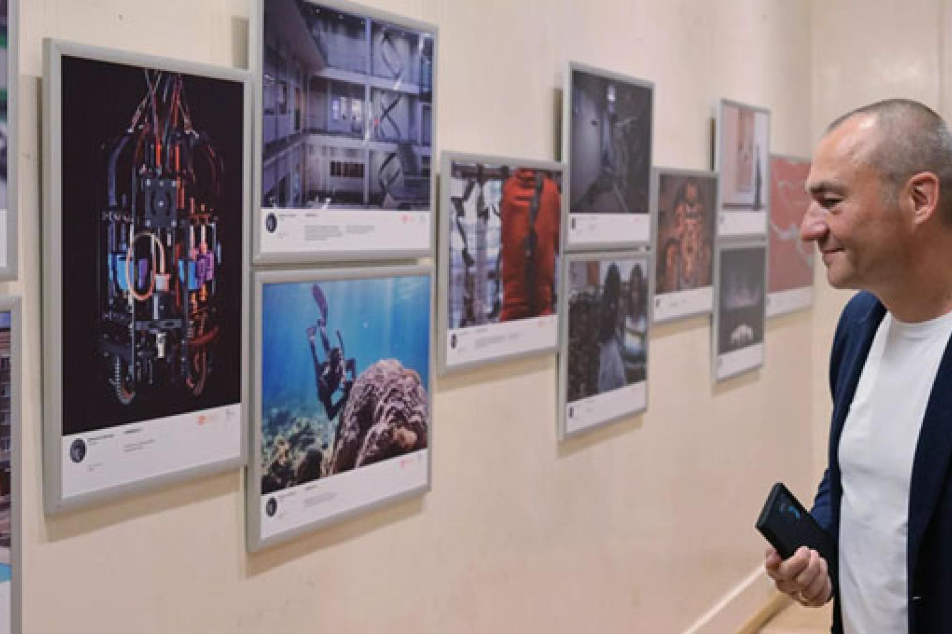 Un visiteur à la cérémonie de remise des prix aux lauréats du concours international de photojournalisme Stenine à Mouscou, 2024.  Photo droits tiers