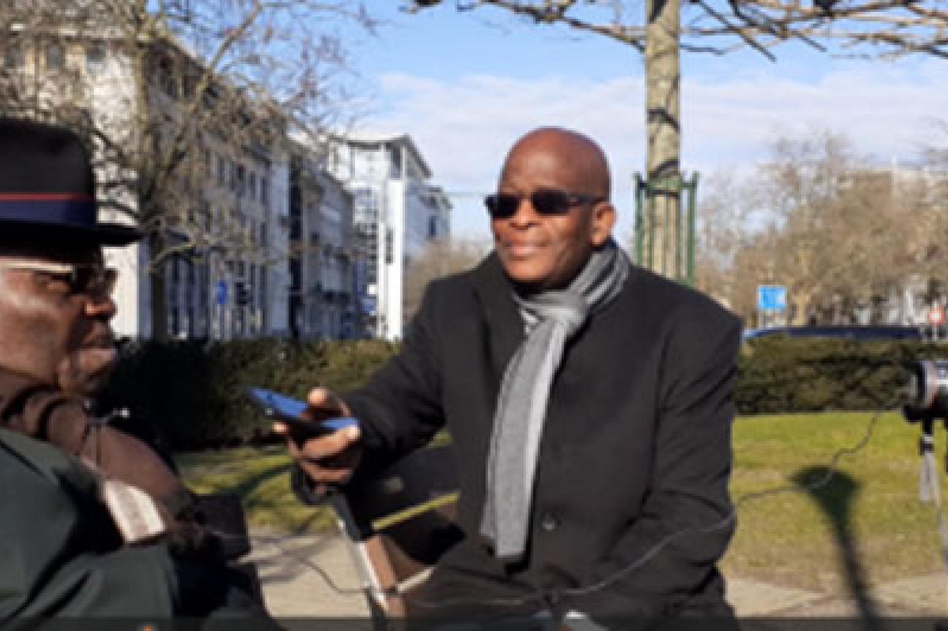 Cheik Fita interviewant Paul Kapita.