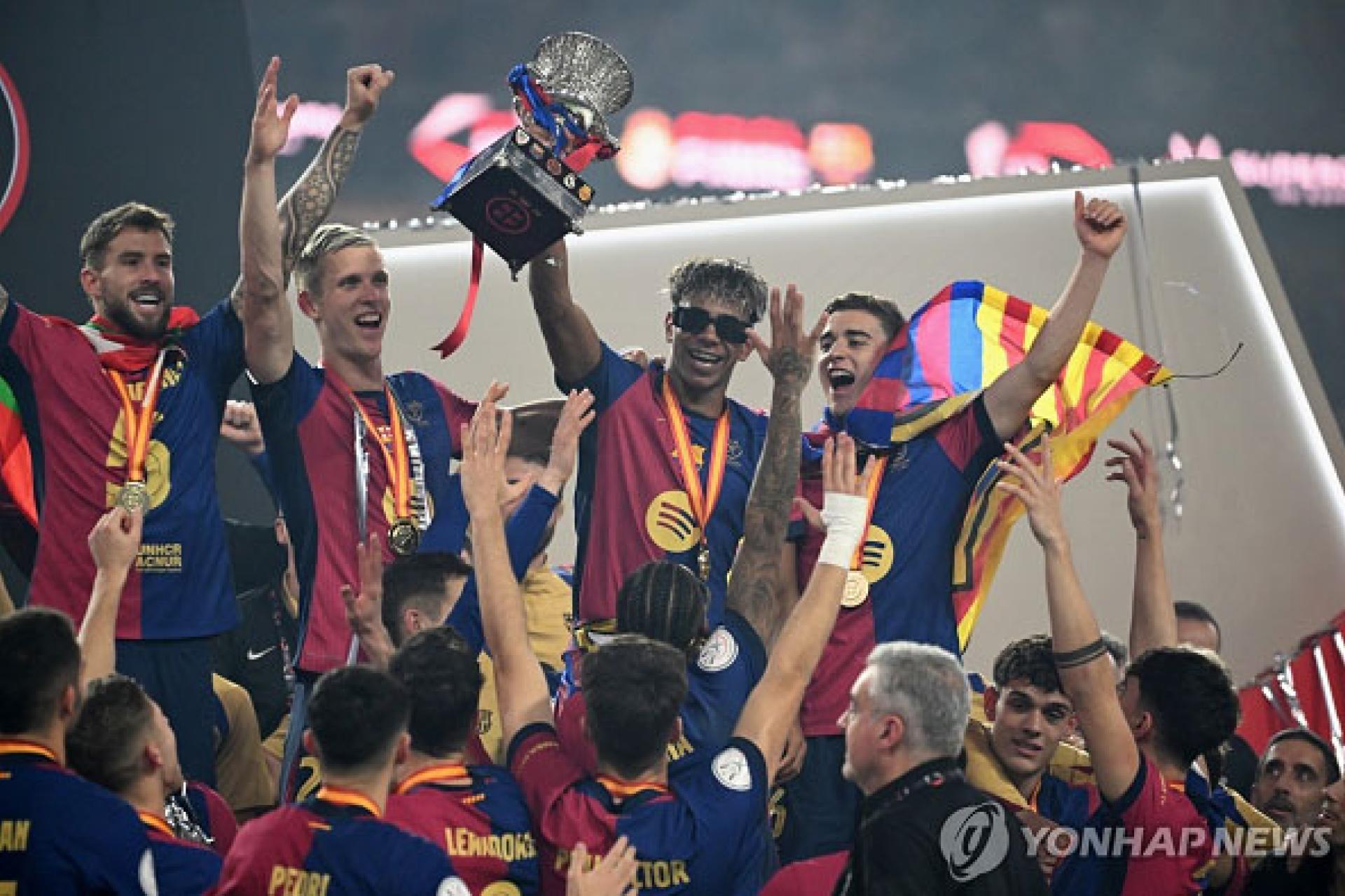 Des joueurs du FC Barcelone célèbrent leur victoire face au Real Madrid dans la Supercoupe d'Espagne de football, au King Abdullah Sports City, à Jeddah, en Arabie Saoudite, le 12 janvier 2025. Photo droits tiers