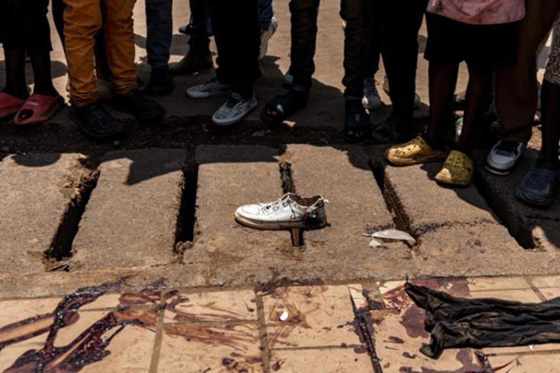Des passants sur les lieux de l'explosion qui a blessé une personne, sur la place de l'indépendance à Bukavu le 27 février 2025 . Photo AFP