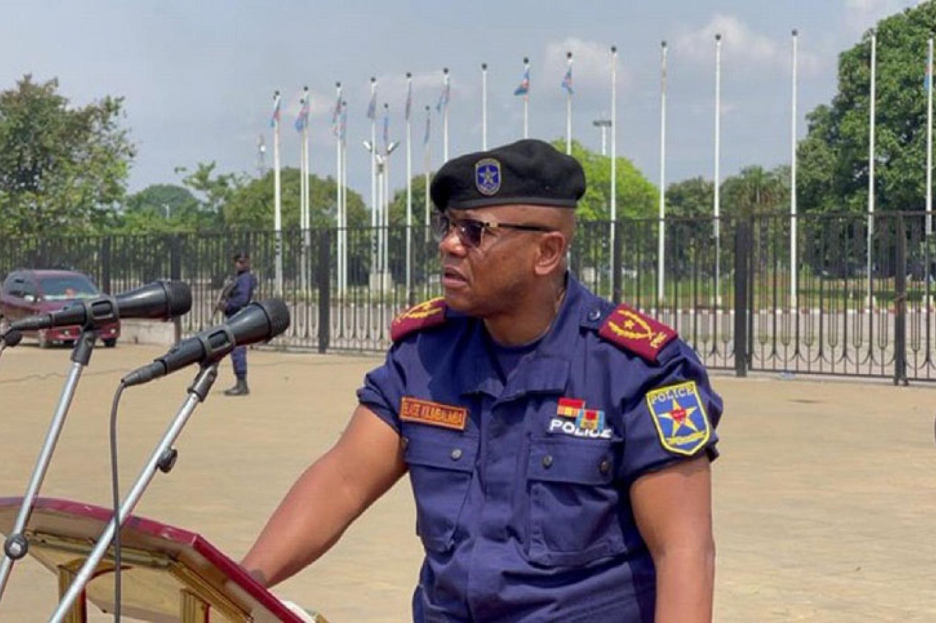  General Kilimbalimba lors d'un parade à l'esplanade du palais du peuple.