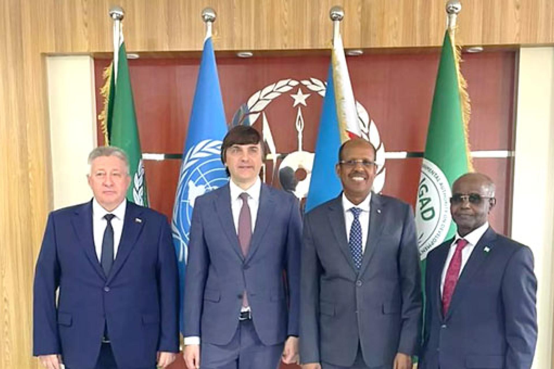 L'ambassadeur russe à Djibouti Mikhaïl Golovanov, le ministre