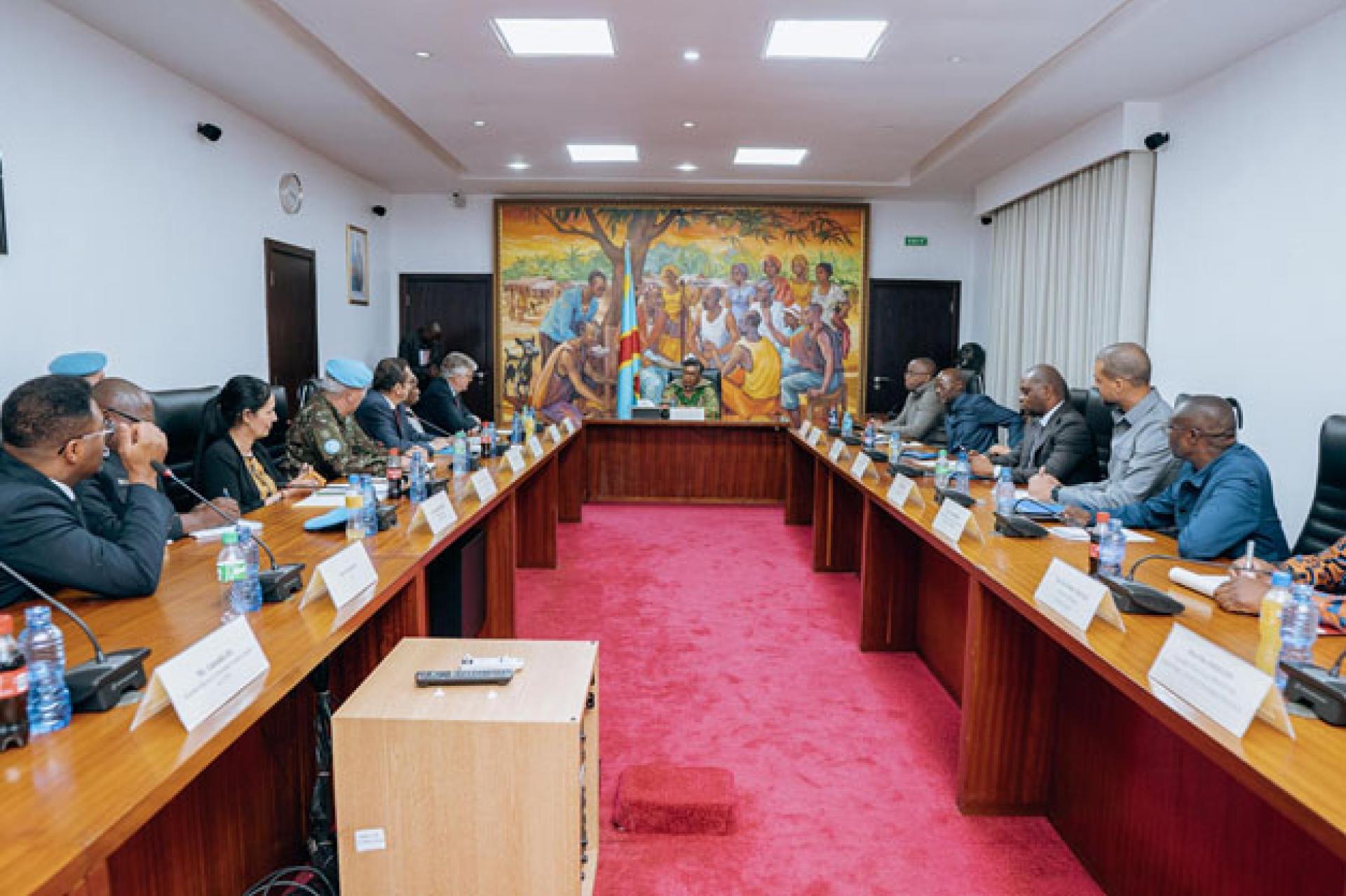 La Première ministre congolaise saluant le SGA de l'Onu.