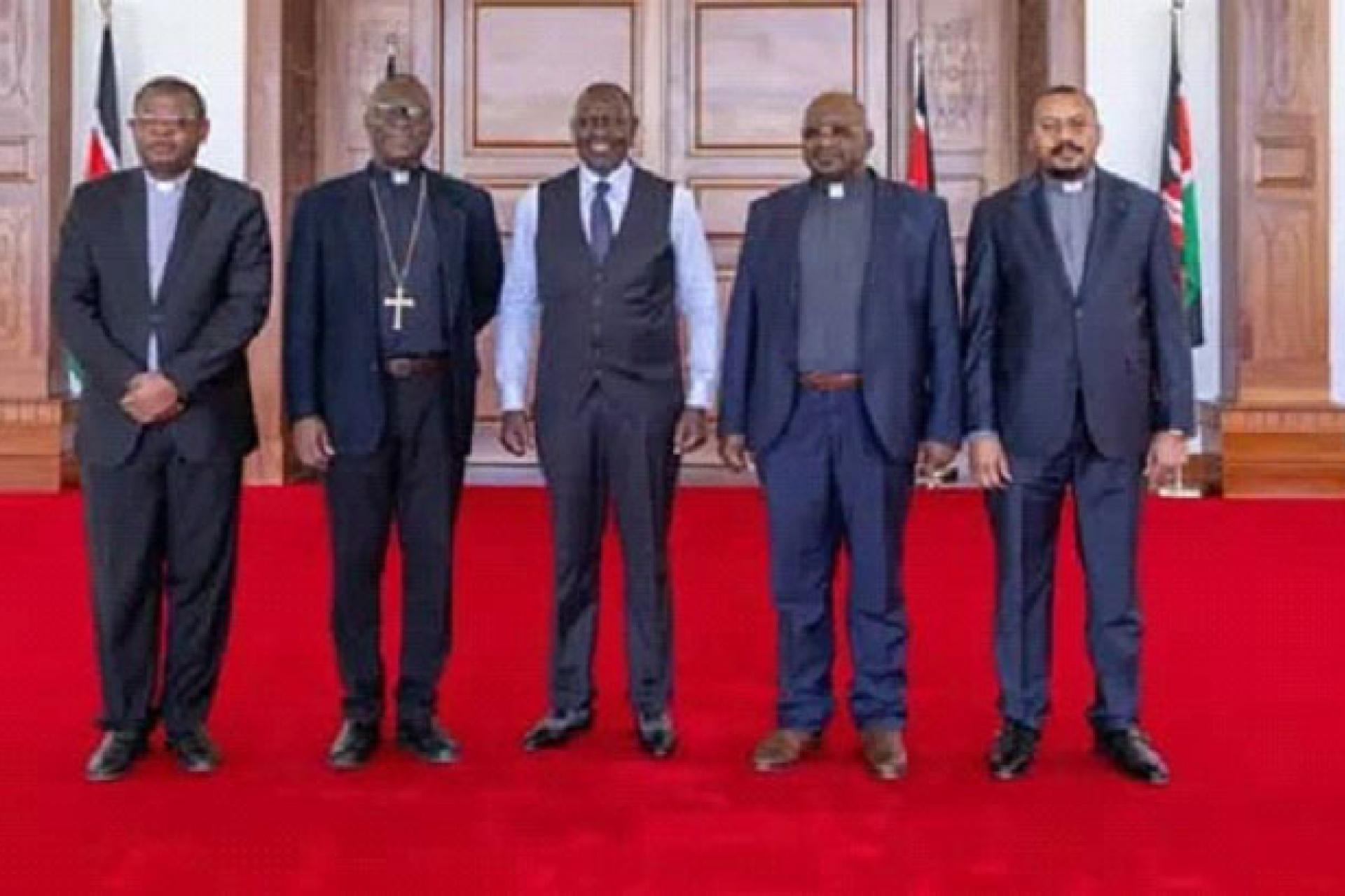 La délégation de la Cenco et de l'ECC posant pour la postérité autour du président kenyan, William Ruto. Photo droits tiers