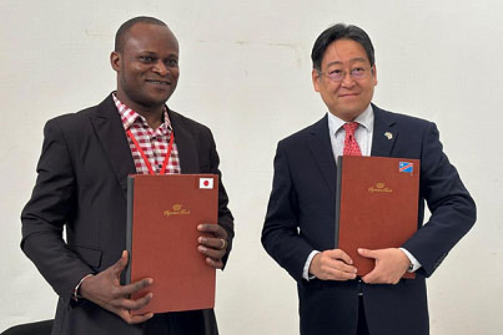 Le Révérend Père Jean-Baptiste Mbo Muzir, Gestionnaire du C.S Marie Mère du Rédempteur et l'ambassadeur Ogawa Hidetoshi. Photo droits tiers