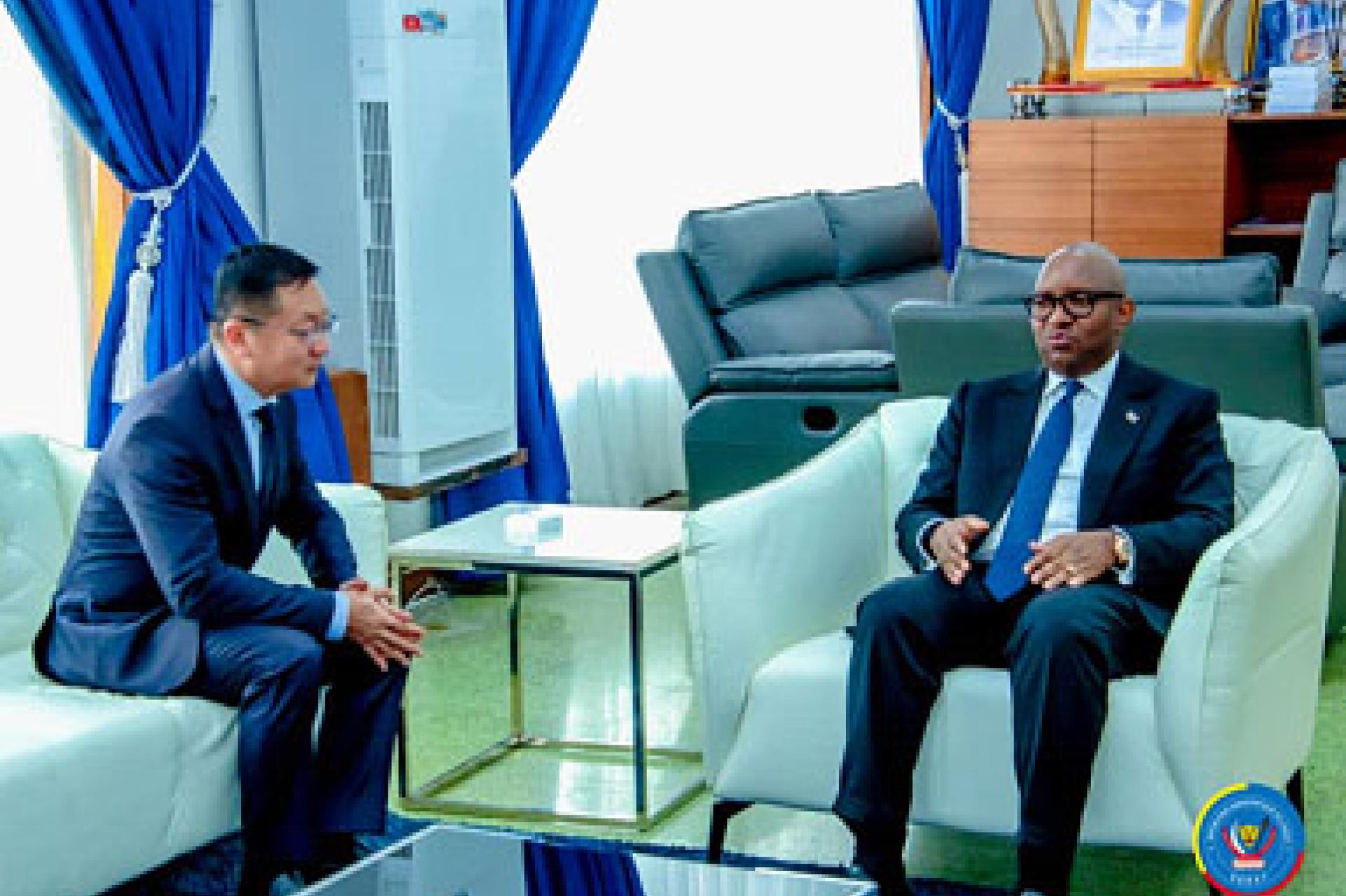 Le président Sama Lukonde (à droite) et l'ambassadeur Zhao Bin. Photo droits tiers