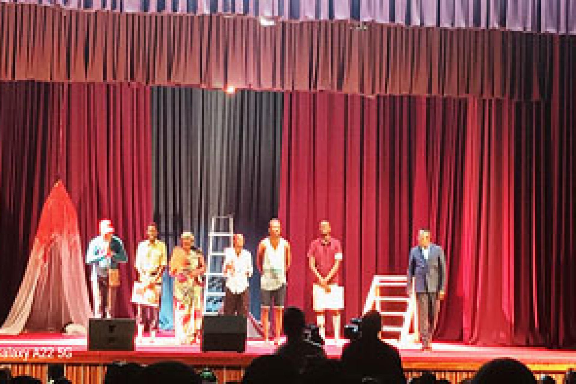 Les comédiens en scène incarnant chacun son rôle spécifique. Photo droits tiers