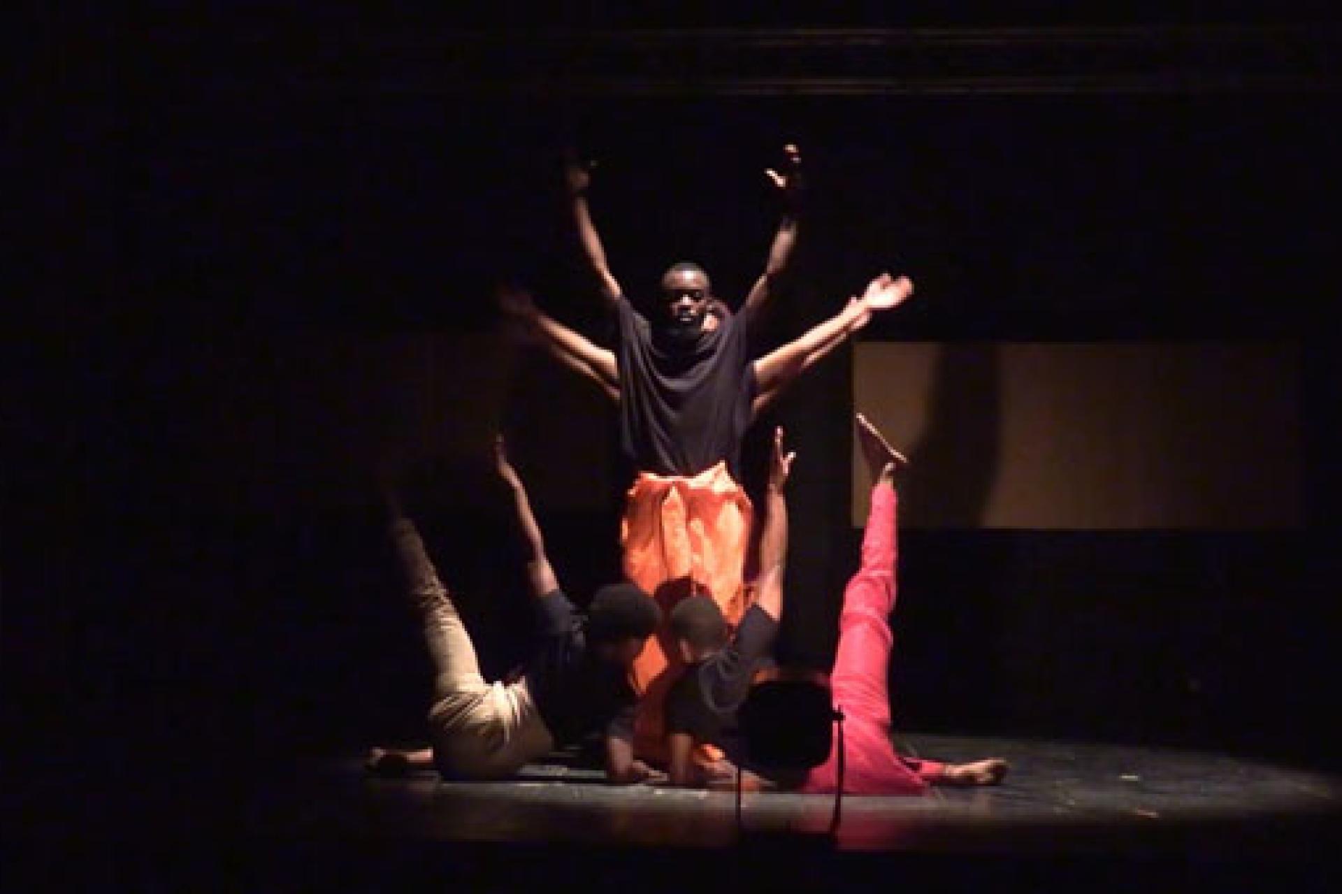 Les danseurs du spectacle 'Et si' en pleine performance. 