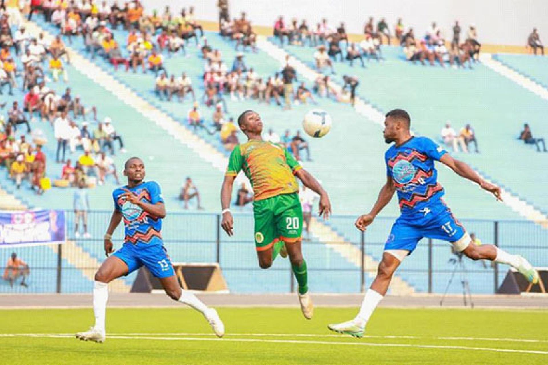 Les joueurs de Dauphins noir et de OC Renaissance en plein match mercredi 12 septembre 2023 au stade tata Raphaël à Kinshasa. Photo d'archives linafoot