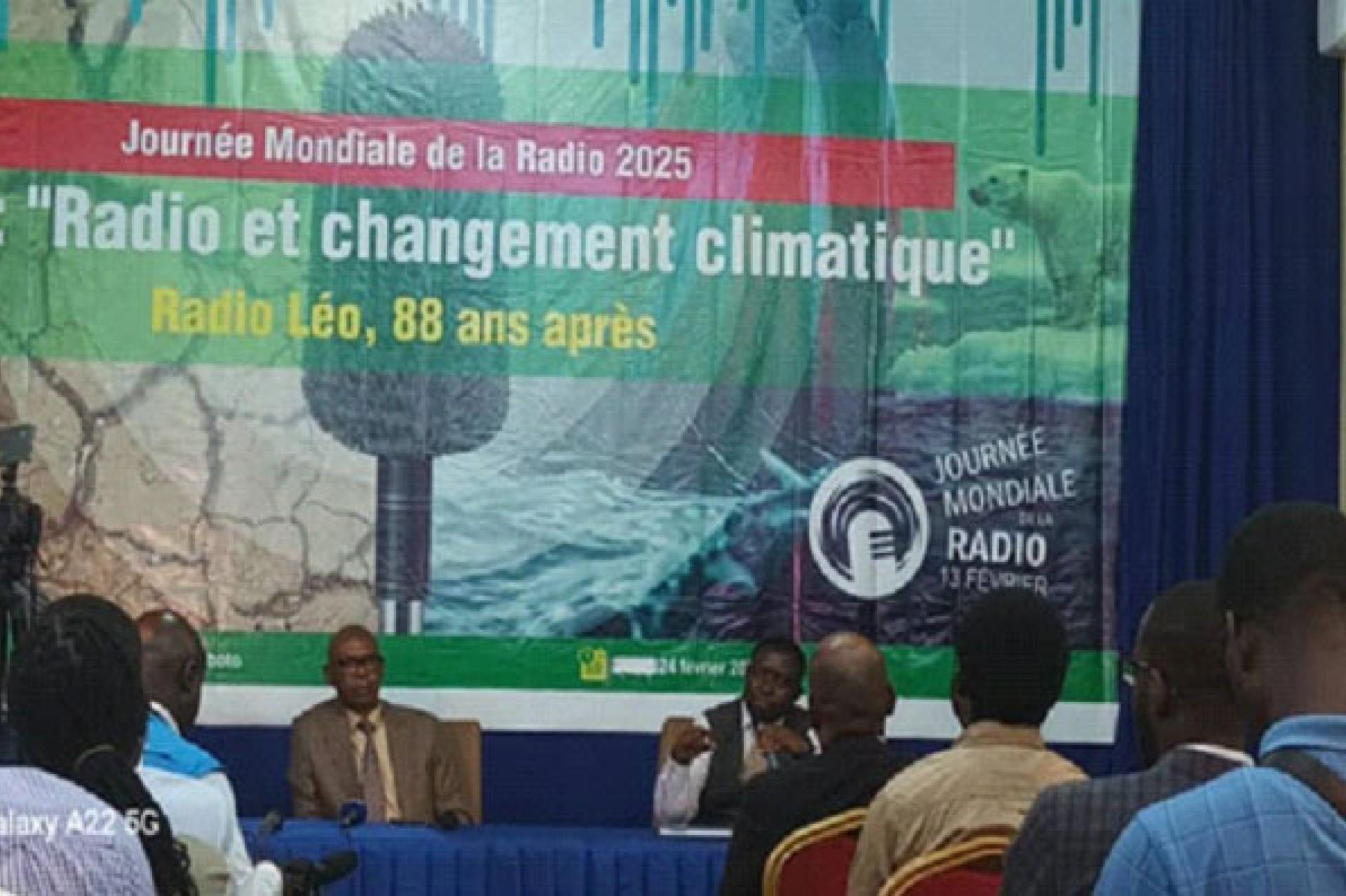 Les panelistes et les participants lors de la conférence-débat sur la radio à Kinshasa. 