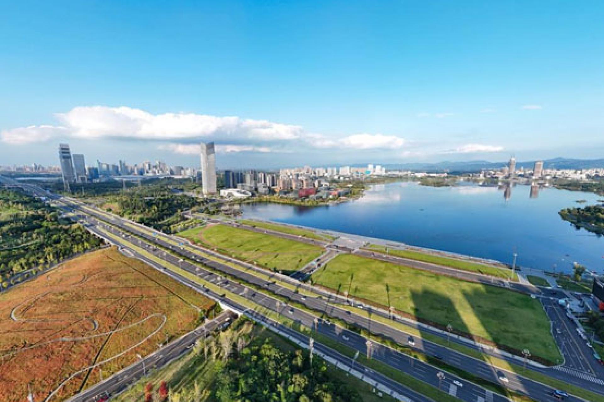 Photo aérienne de la Cité des sciences de Chengdu, au bord du lac Xinglong