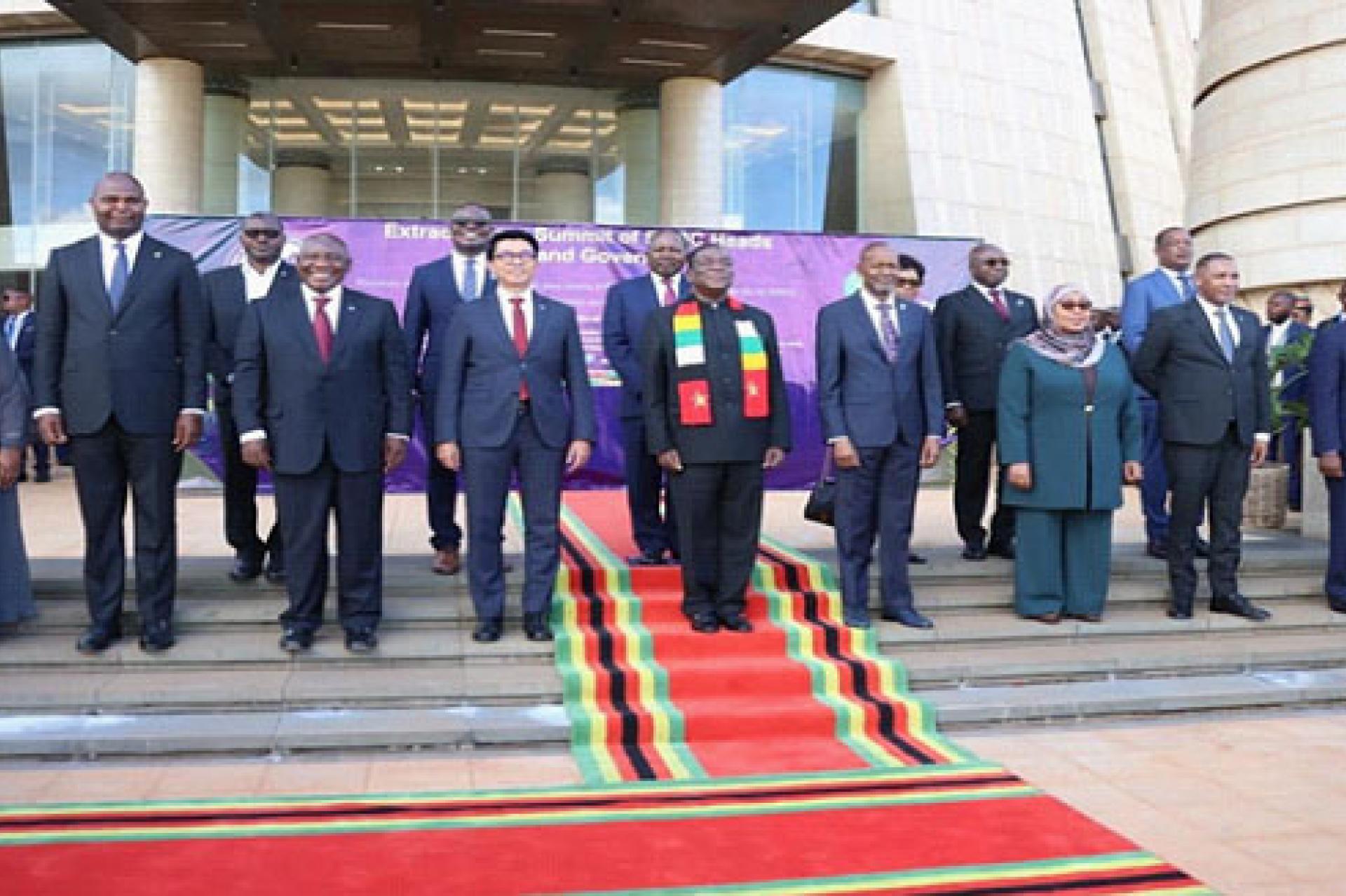Photo de famille à l'issue des assises de la SADC à Harare. 