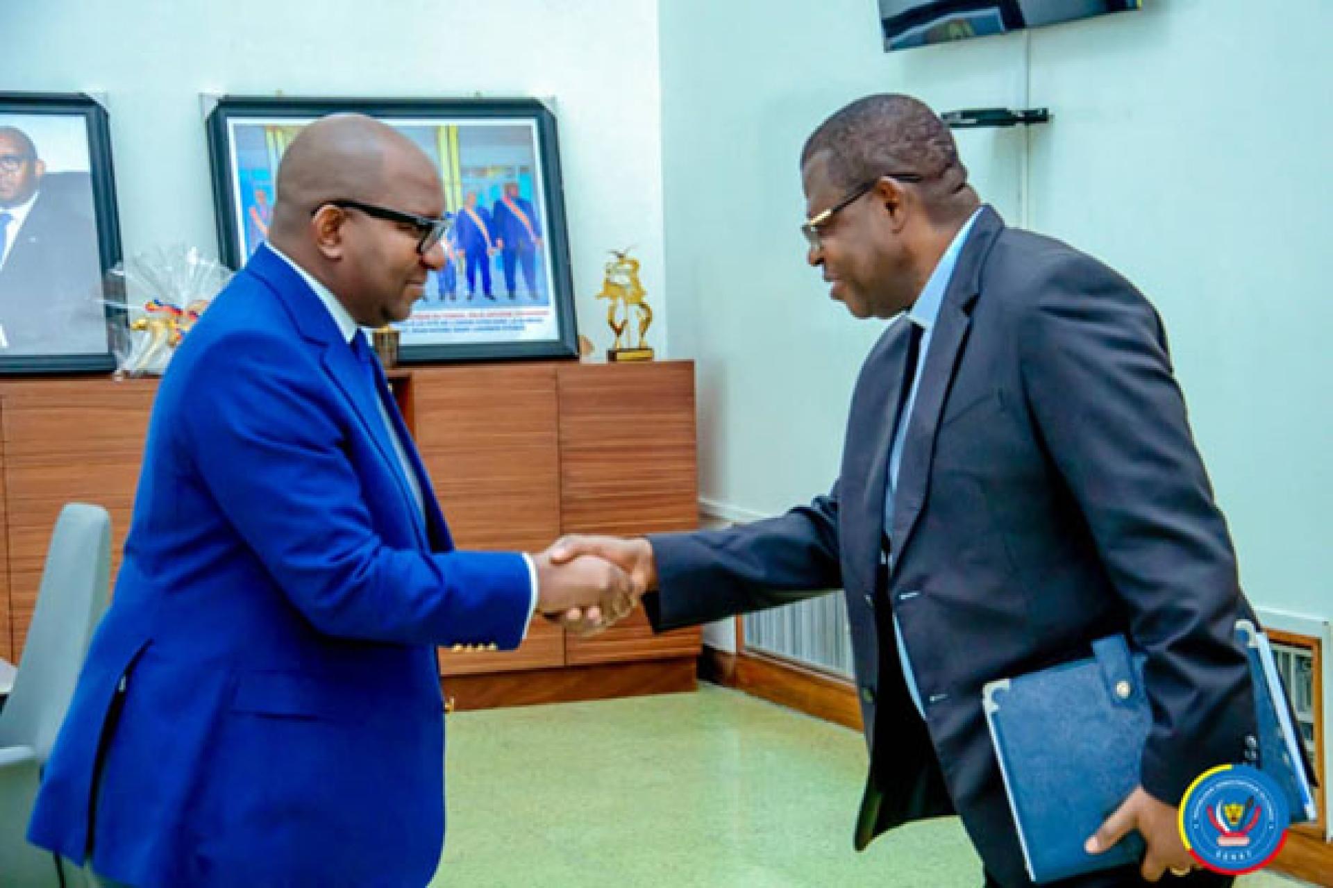 Poignée de main Sama Lukonde-Donatien Nshole. 