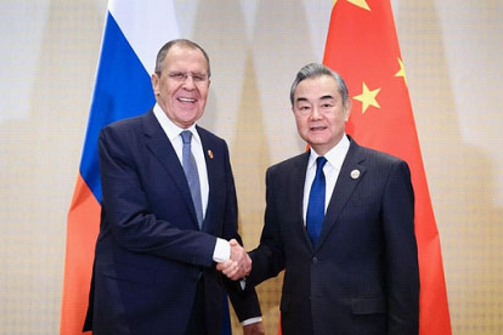 Sergueï Lavrov et Wang Yi, ministre des Affaires étrangères russes et chinois, se réjouissent de la coopération pratique entre Moscou et Pékin. Photo droits tiers