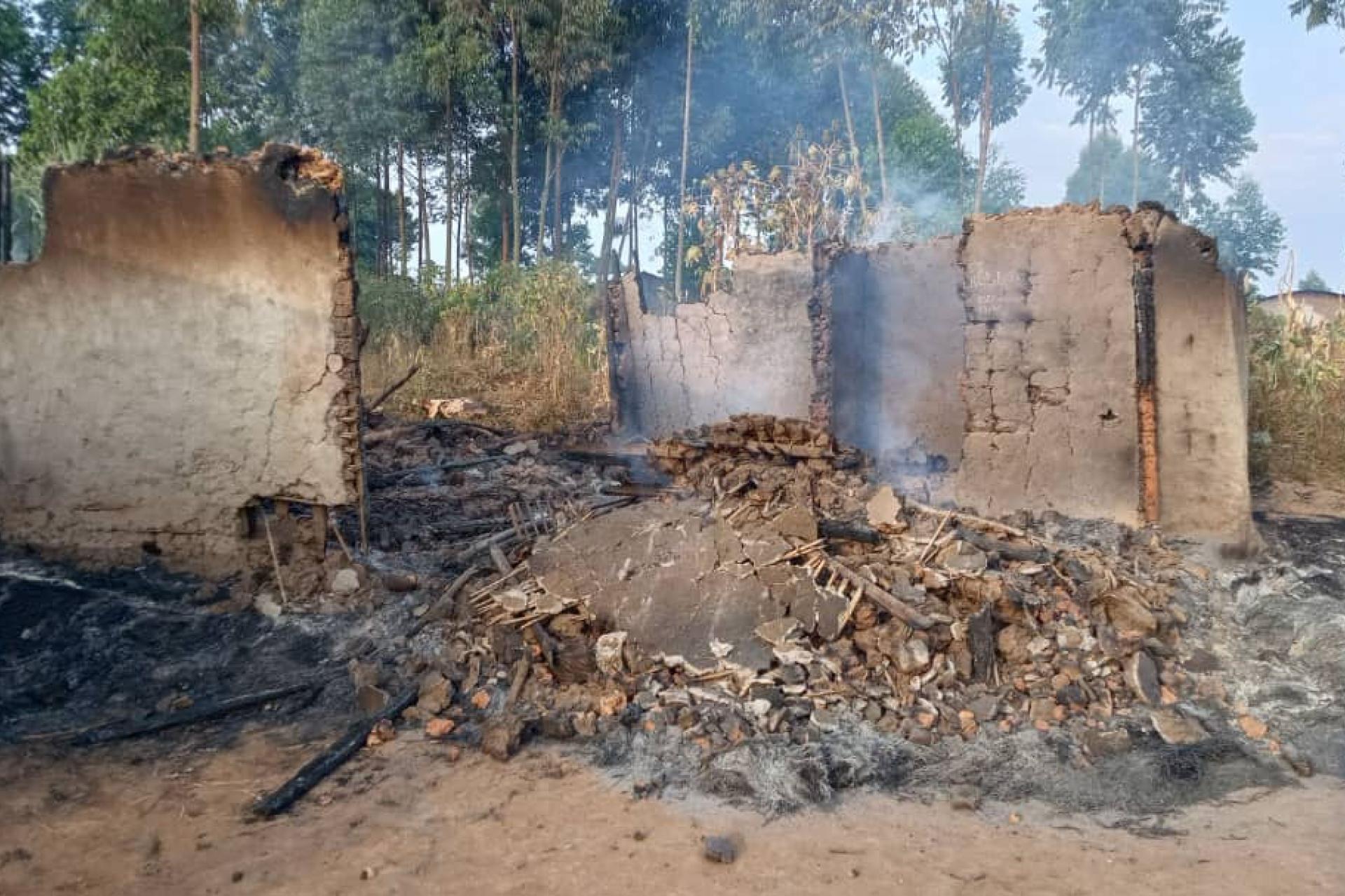 Une maison incendiée par ces miliciens.