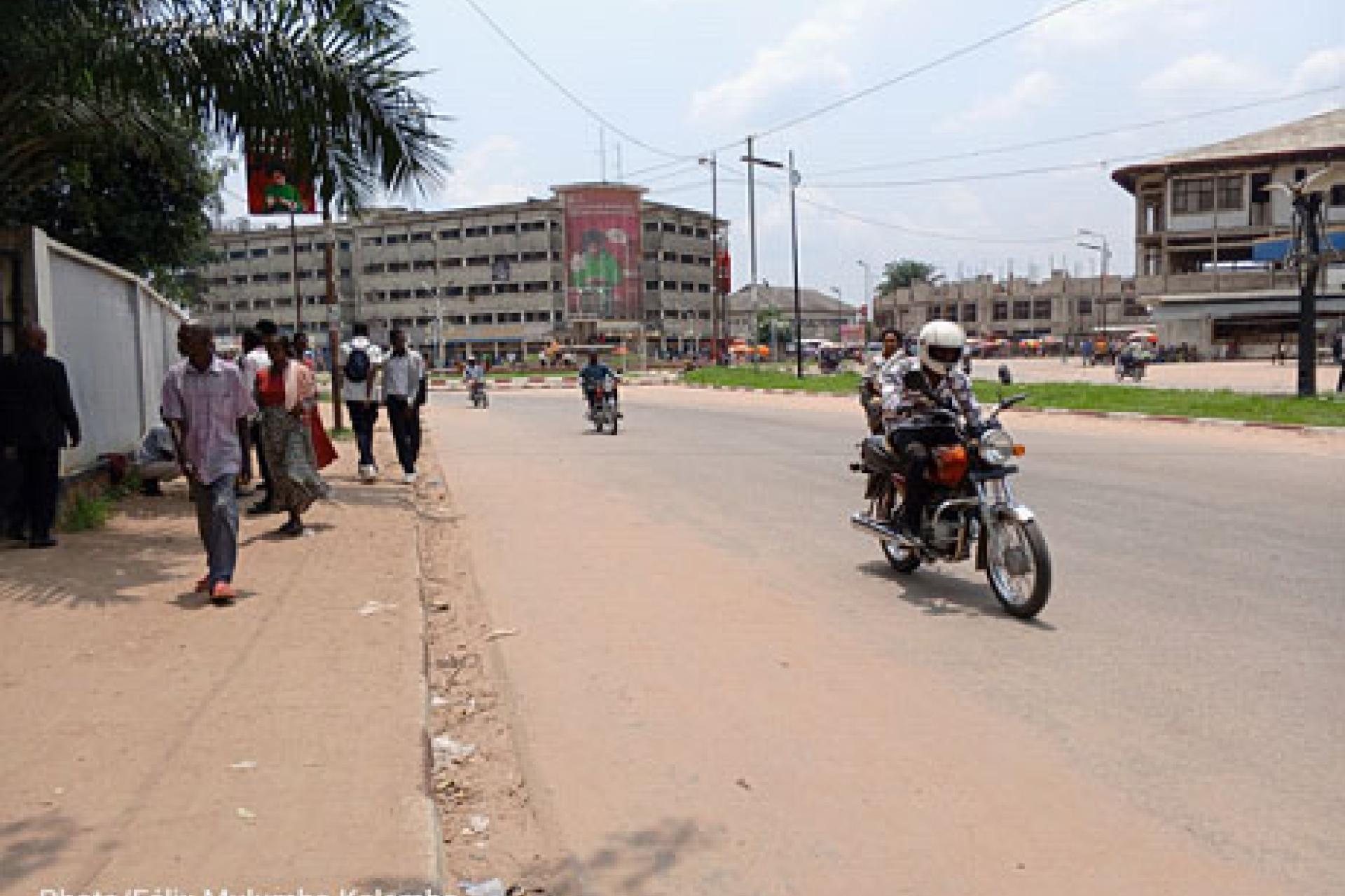 Une vue sur le Boulevard Lumumba à Kananga, un taximan passant tout en respectant les nouvelles mesures. Photo FDA