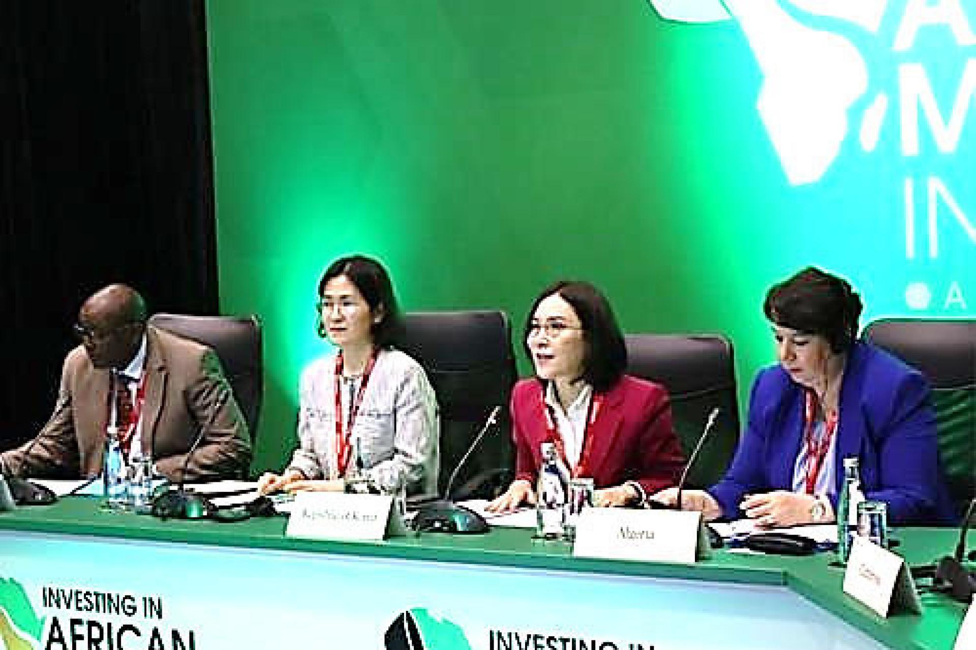 La deuxième vice-ministre des Affaires étrangères, Kang In-sun (2e depuis la dr.), prend la parole durant le premier dialogue Corée du Sud-Afrique sur les minerais stratégiques, au Cap, en Afrique du Sud, le mardi 4 février 2025. Photo droits tiers