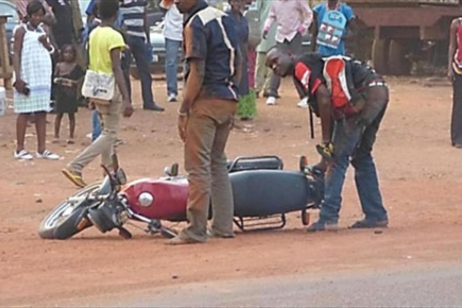 L'une des motos qui ont connu l'accident à Tshikapa hier mercredi, 05 mars. Photo droits tiers