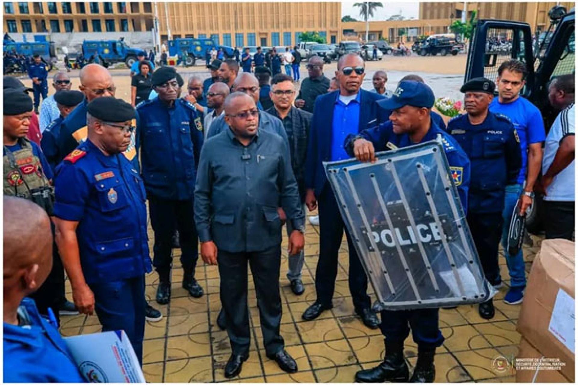 LE VPM en charge de l'Intérieur et de la Sécurité remettant le lot de bus et le matériel anti-émeute à la PNC. Photo droits tiers
